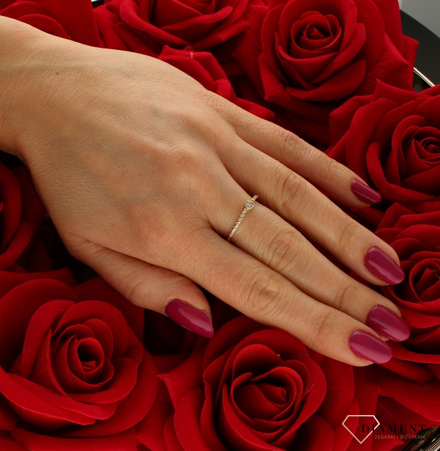 Złoty pierścionek 585 z delikatną cyrkonią  PI 5348 585. Złoty pierścionek prosty ozdobiony wystającą cyrkonią. Piękny pierścionek wykonany z wysokiej jakości złota próby 585. Pierścionek złoty idealny na prezent (4).jpg